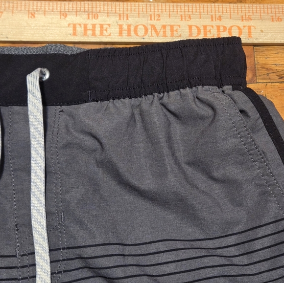 Vuori Banks Shorts Men's Small Gray W/ Black Stripes Swim Shorts (W28/29) - Picture 4 of 11